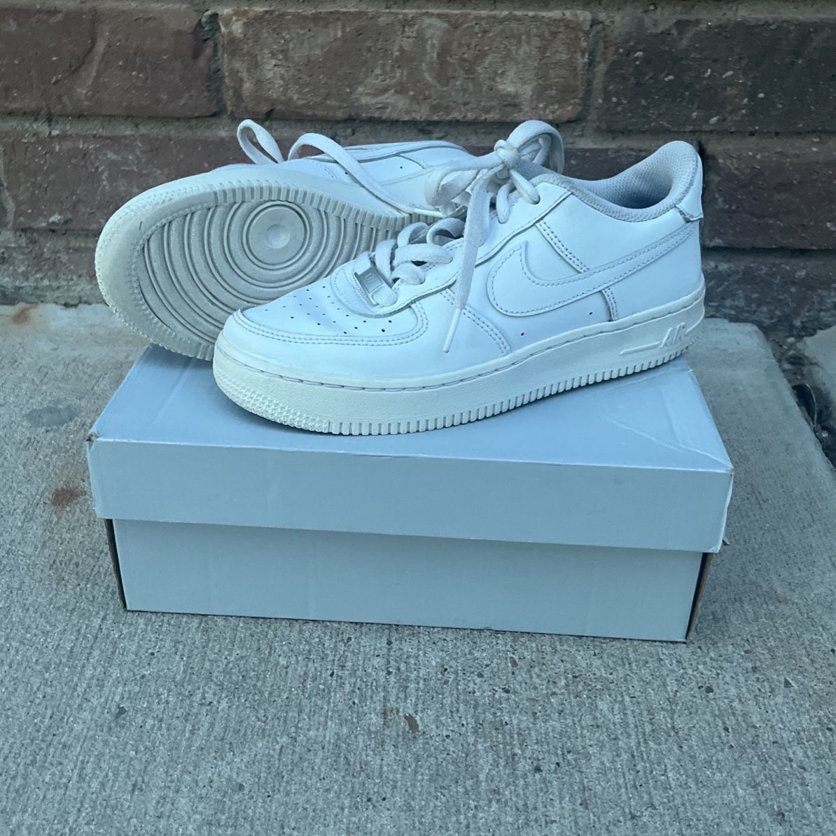 White Nike Air Force Size 6 W / 4.5 Y