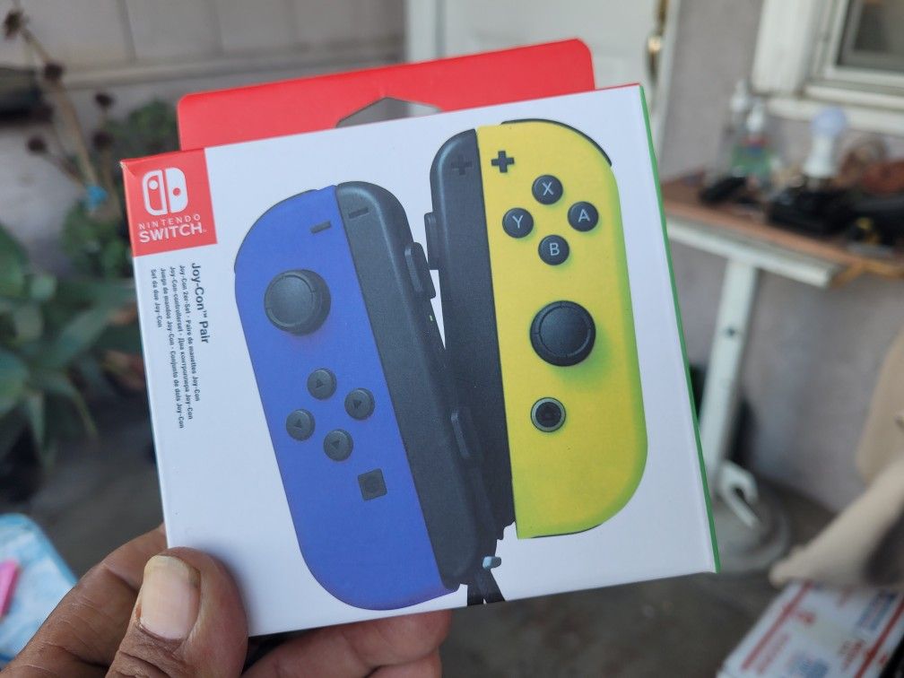 NINTENDO SWITCH REMOTE CONTROLLER NEW IN THE BOX