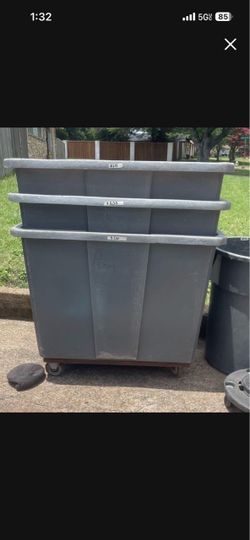 Large trash can/ rolling bin