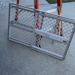 Expandable Plastic Gate