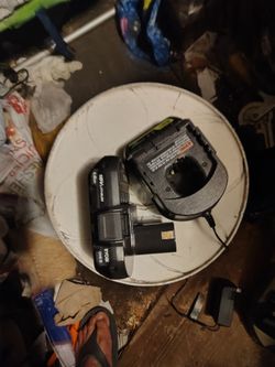 batería Ryobi de 18 volt esta seminuevos con cargador