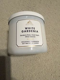 White barn, white gardenia candle White barn, white gardenia candle