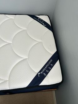 Twin XL Mattress Covers Dreamcloud Hybrid Memory Foam 12” mattress -basically new