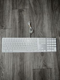 Apple A1243 MB110LL/A Wired Keyboard