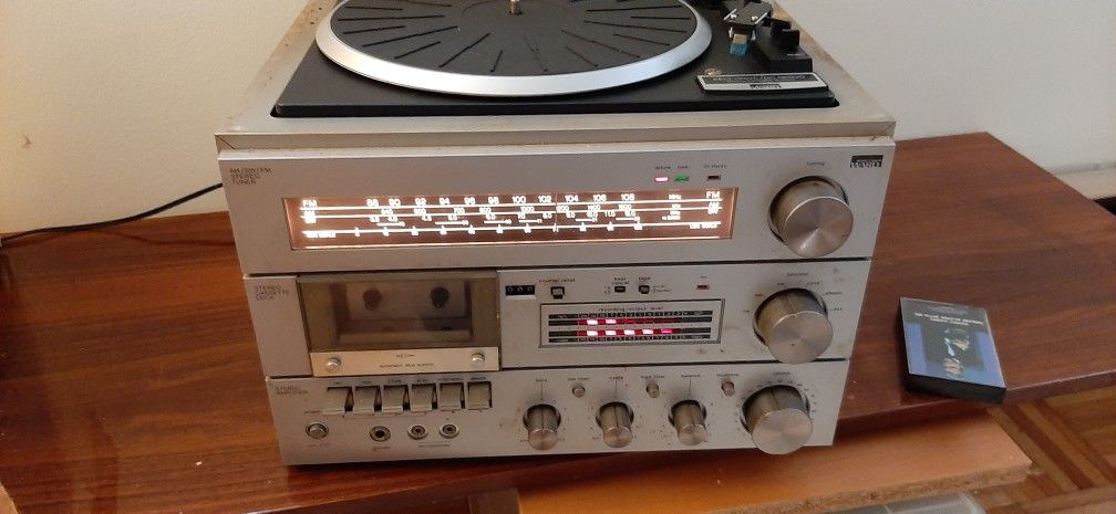 Vintage turntable, cassette player & amplifier.