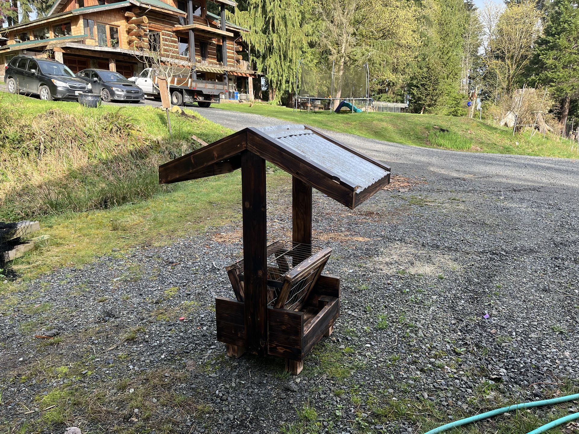 Portable hay feeder