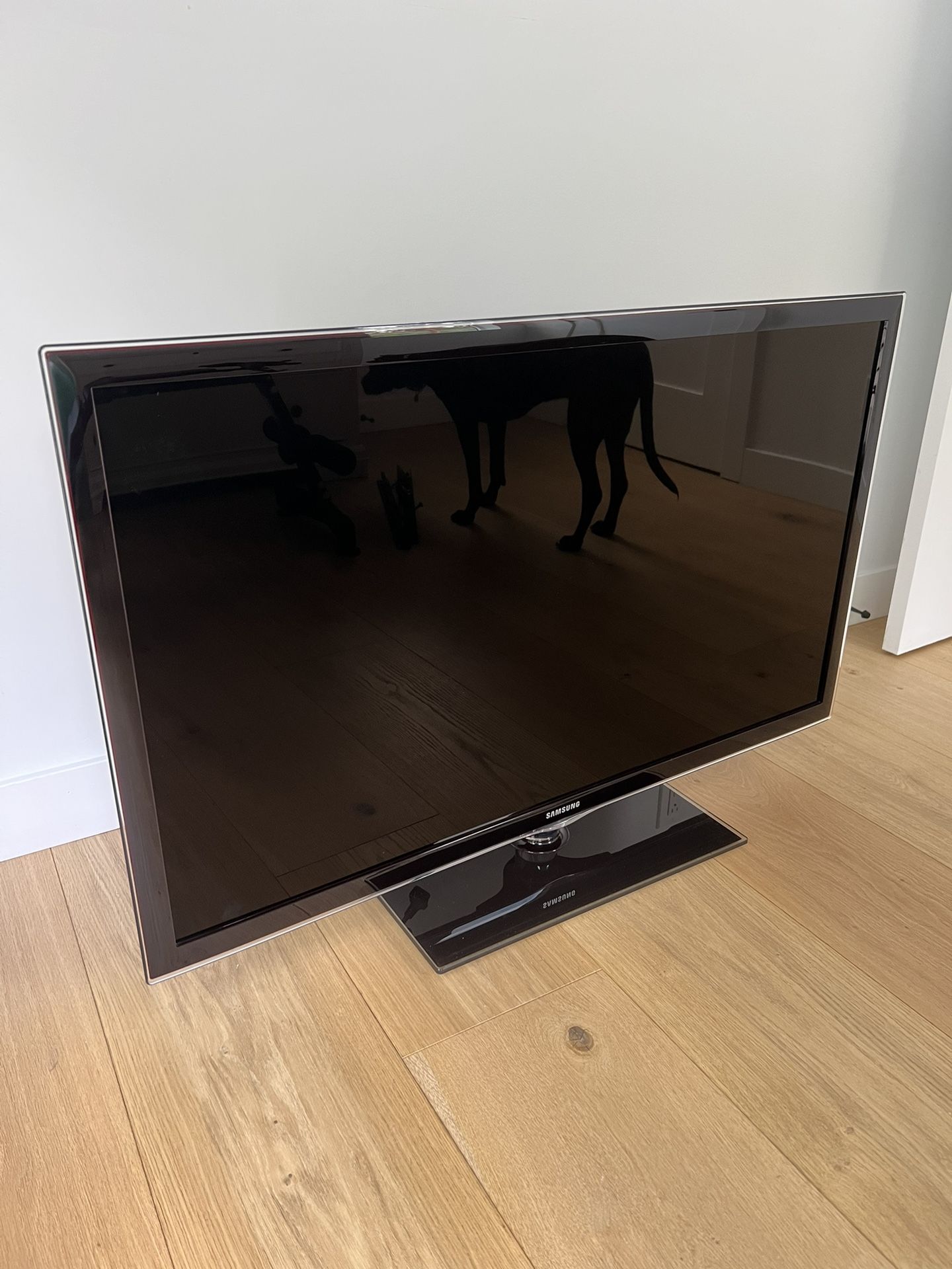 Samsung 46” LED TV D6000 w/ free Sanus Mount