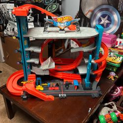 Hot Wheels Ultimate Garage (Shark Edition)