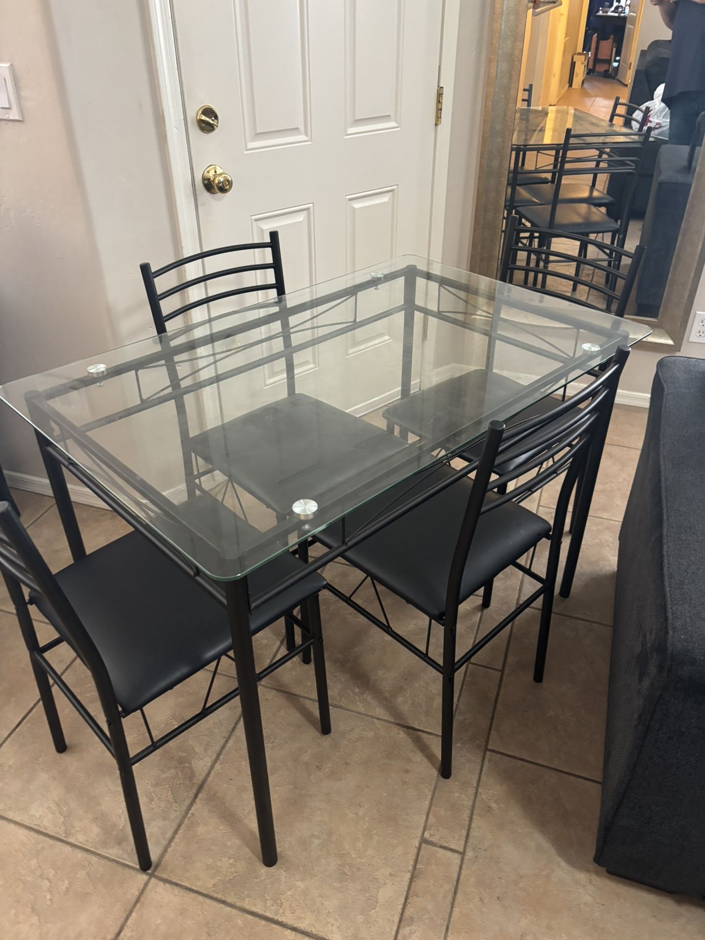 Very Nice Kitchen Table And Chairs