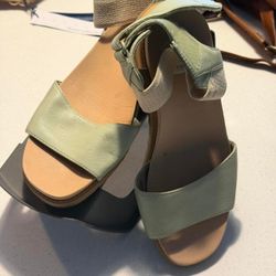 Dr. Scholl's Sustainable Comfort Green Leather Strap Sandals