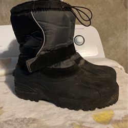 Black snow boots
