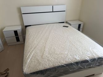 Cama queen con sus mesita