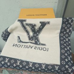 Louis Vuitton. Monogram Scarf 