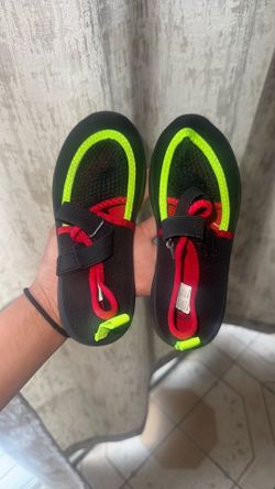 Water shoes/ beach shoes