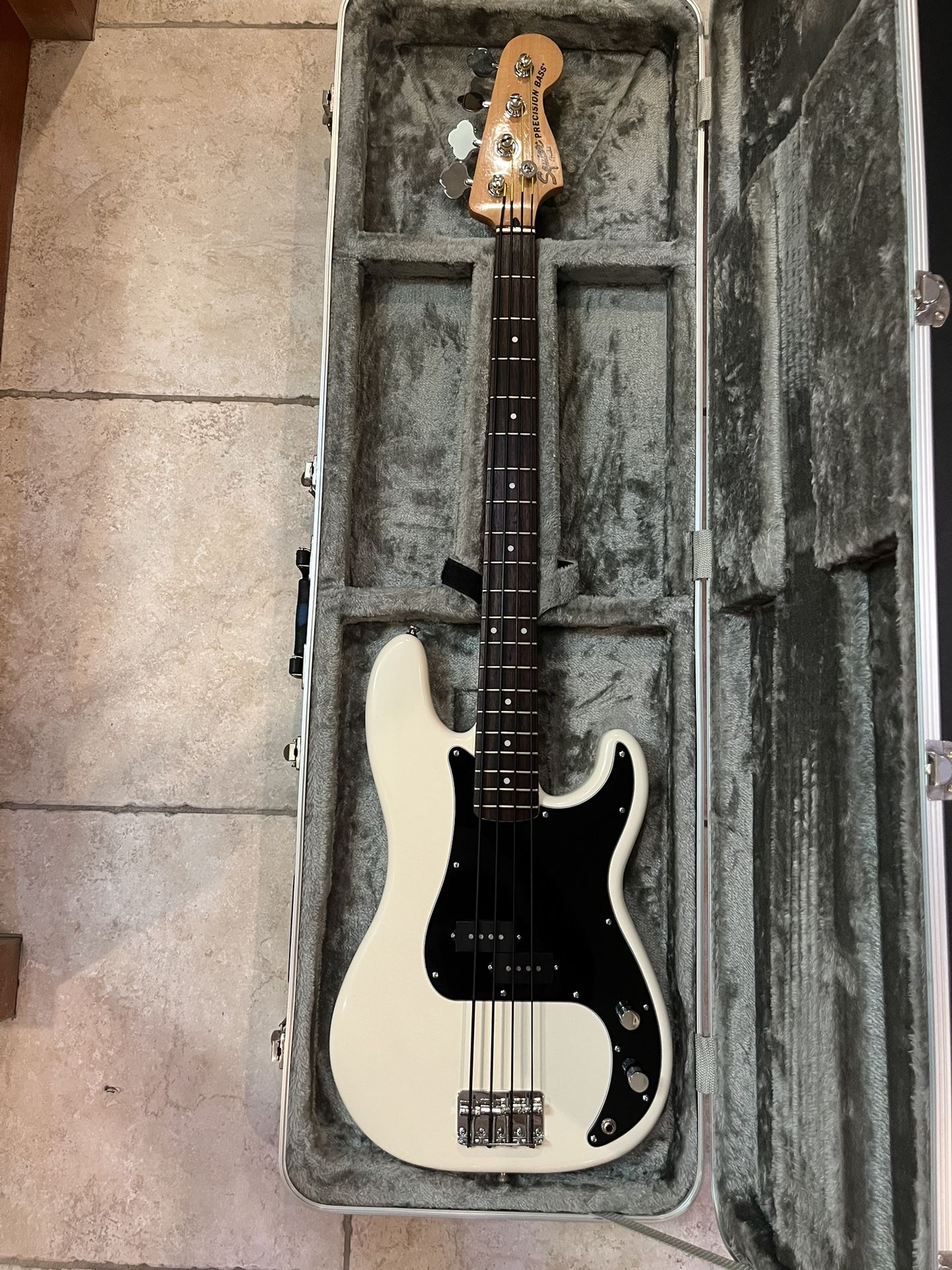 Squier Classic Vibe Precision Bass (Mint) W/ Roadrunner Bass Hardshell Case