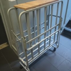 cama plegable con ruedas tiene una estructura de metal resistente   con el mattress 