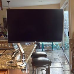 LG 27'' 4K (3840 x 2160) IPS Monitor with adjustable arm