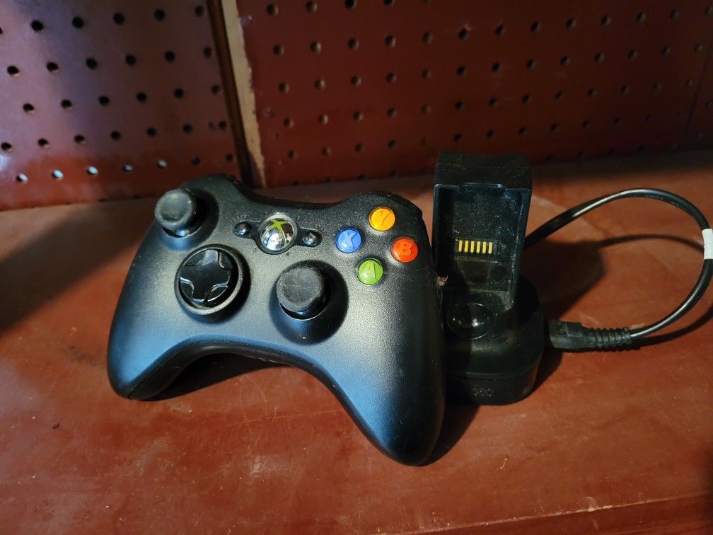 Xbox 360 Controller + Charger For Removable Batteries