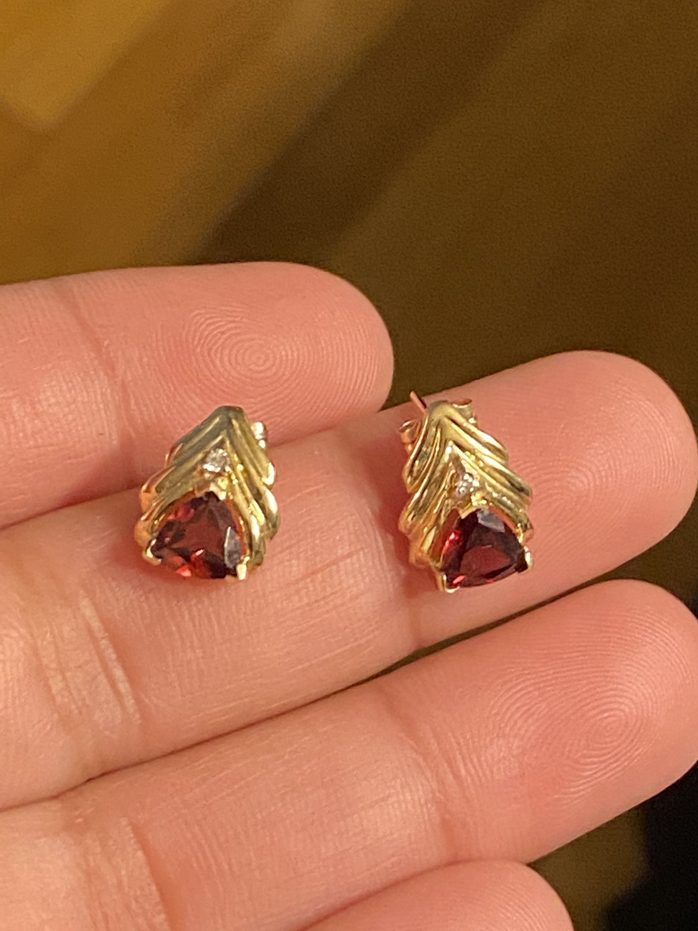 10k gold garnet and diamonds earrings