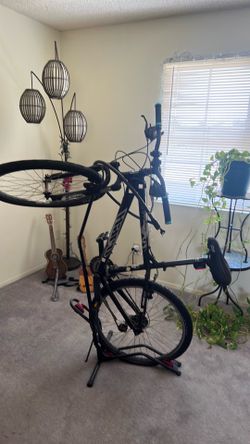Haru mountain bike with stand and lock