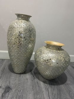2 luxury almost new vases