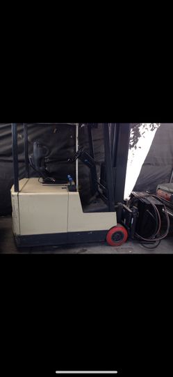 Crown electric forklift
