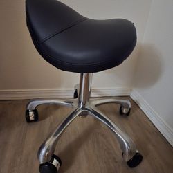 Saddle seat chair