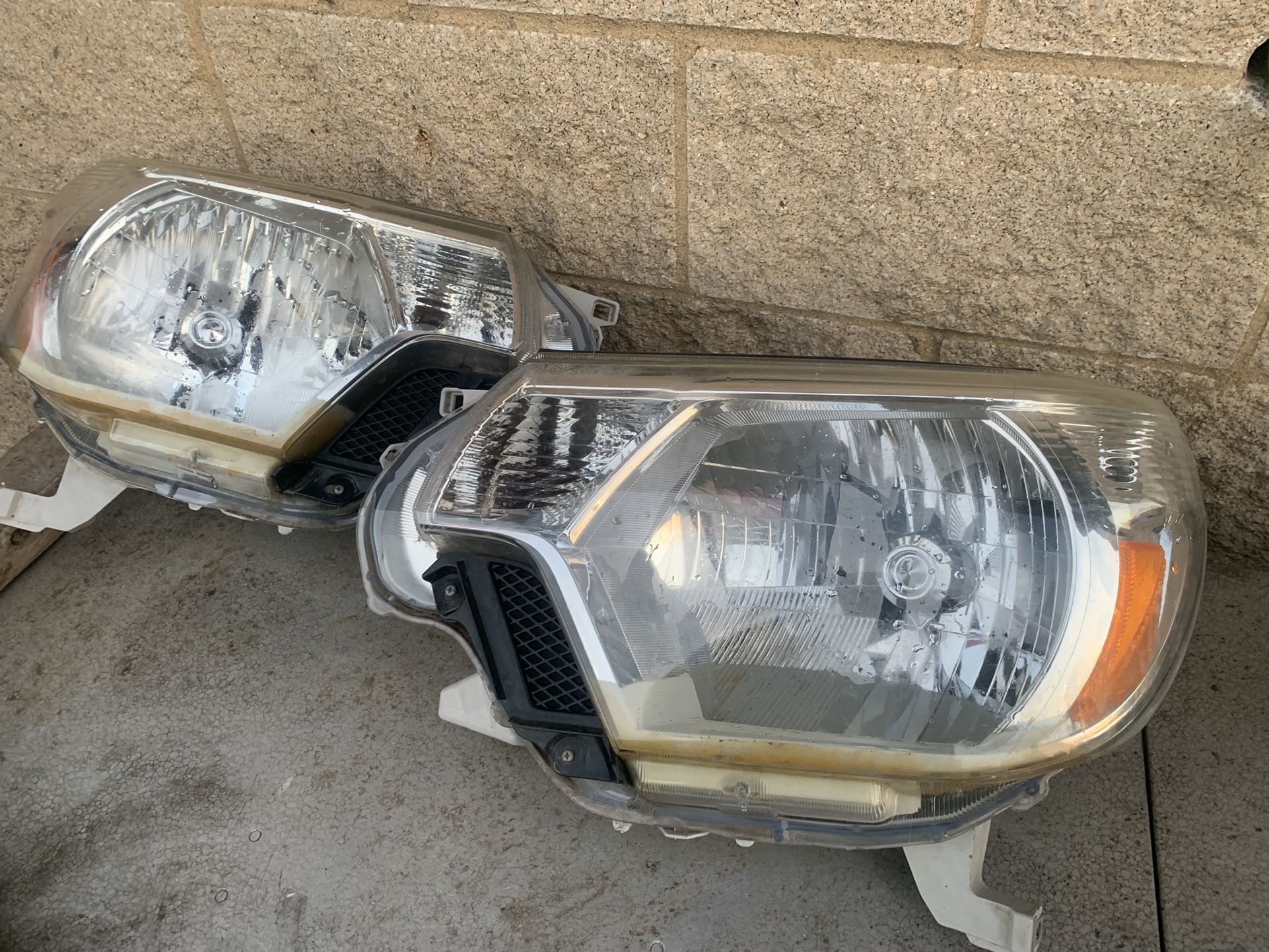 2015 Toyota Tacoma Headlights