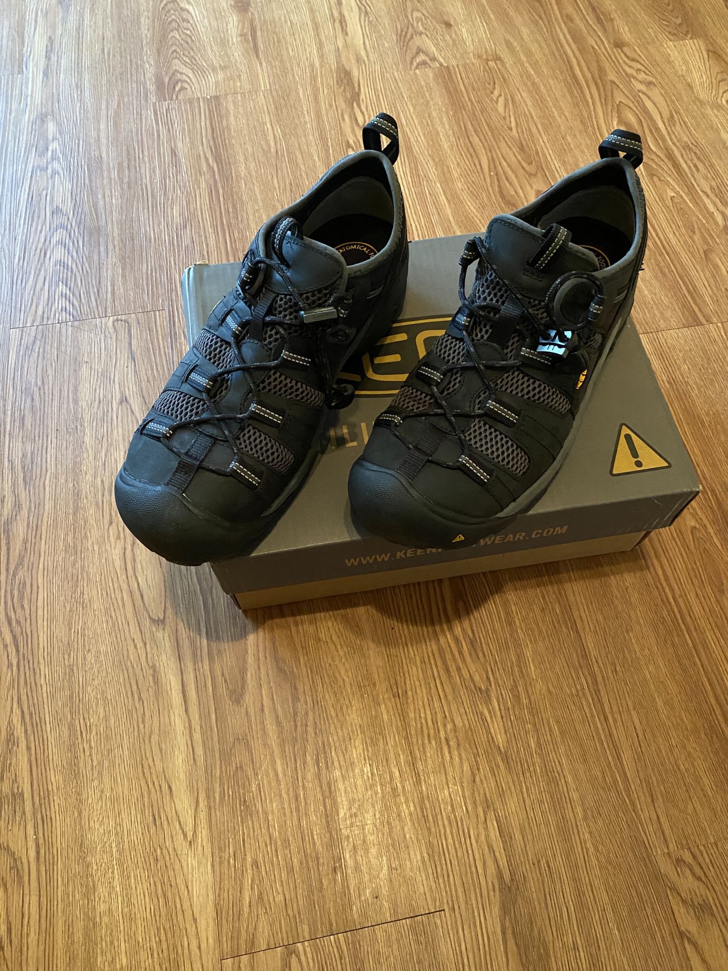 Keen utility shoes size 10