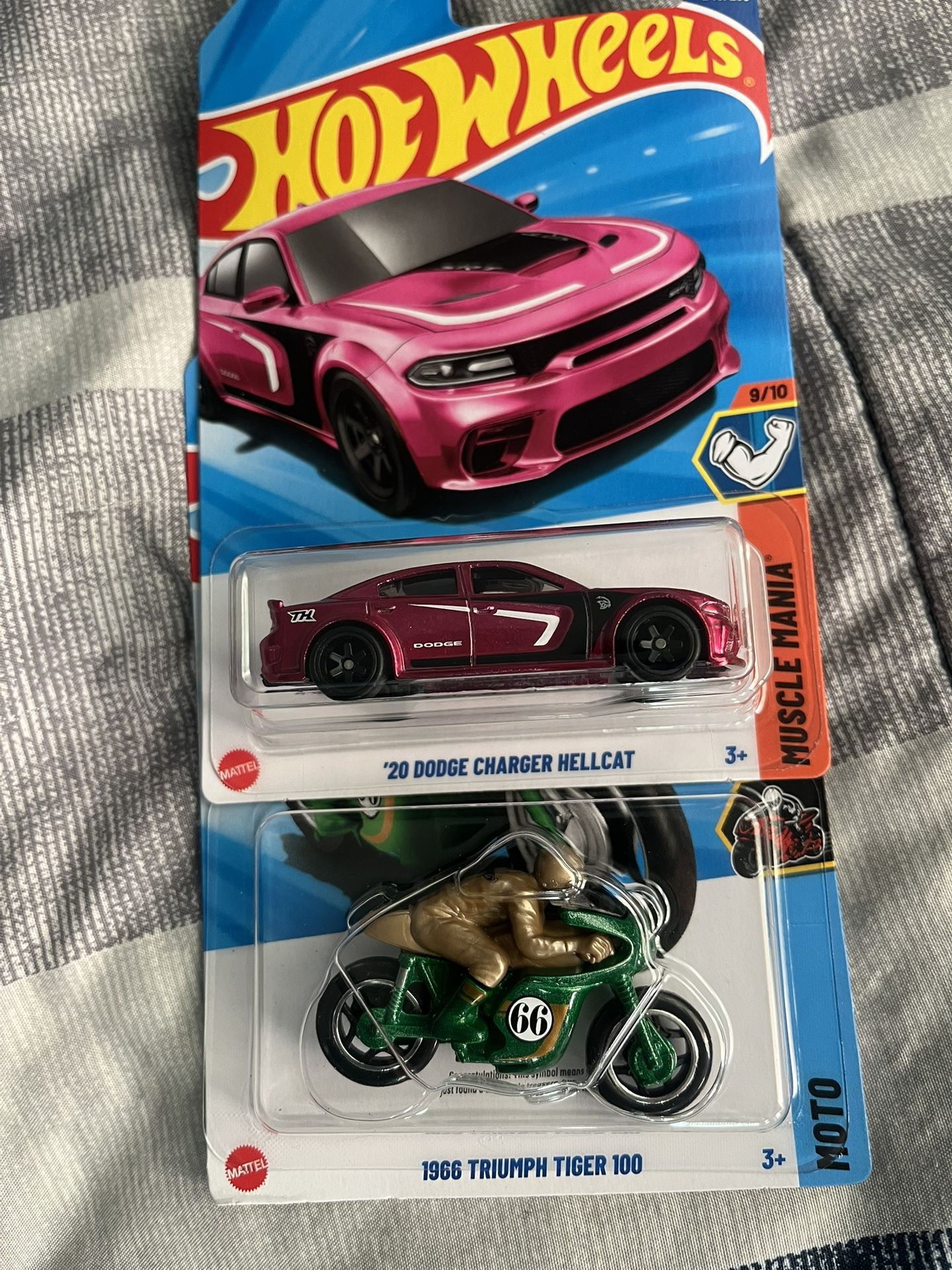 Hot Wheels ‘20 Dodge Charger HellCat + Free Motorcycle 