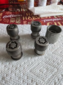 FOUR WHEEL LOCKS WITH REMOVAL TOOL