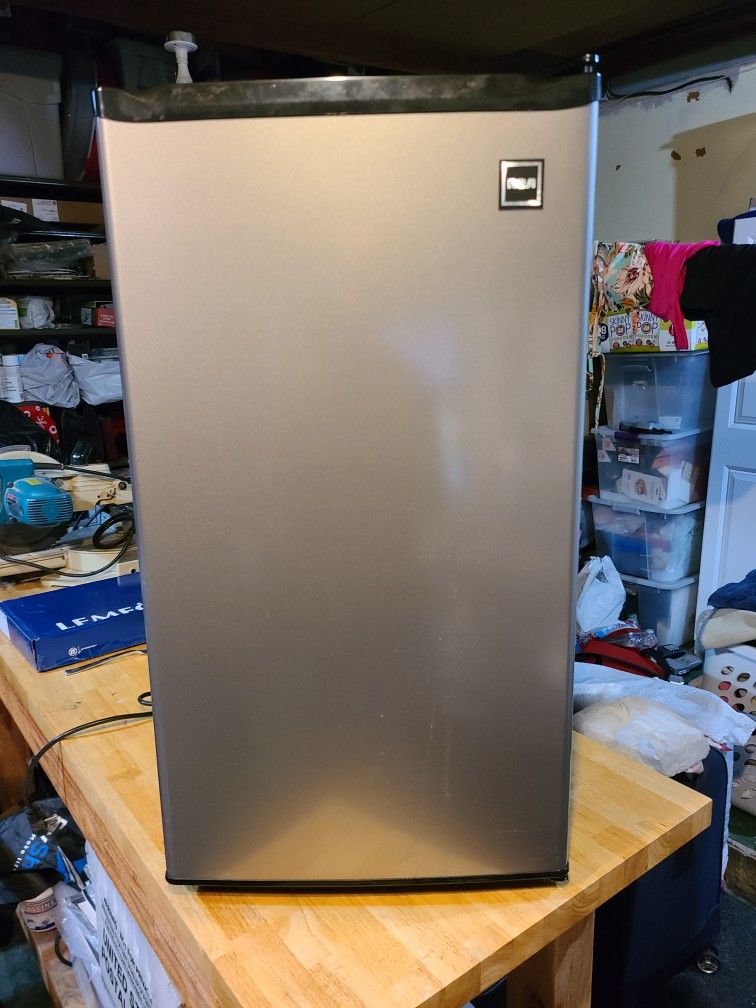 🧊Mini Fridge🧊 - RCA Mini Refridgerator - LIKE NEW