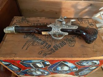 Avon Tai Winds After Shave Flintlock Pistol Bottle