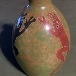 Nicaragua Pottery with enchanting design featuring playful frogs or salamanders.