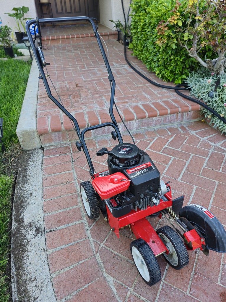 MTD Briggs & Stratton 3.5 HP LAWN EDGER W/CURBSIDE DROP WHEEL LIKE NEW