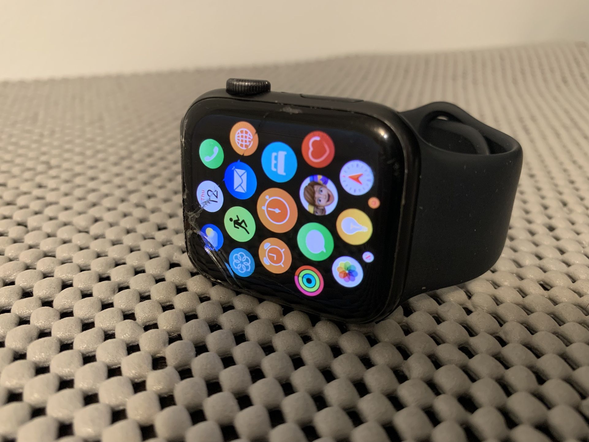 Cracked Apple Watch SE 45 mm With Charger