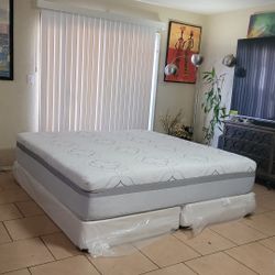 VERY NICE KING SIZE MEMORY FOAM MATTRESS AND BOXSPRINGS FOR SALE! IN GREAT CONDITION, FREE DELIVERY 