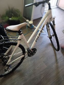 Giant Mountain Bike White