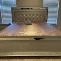 Silver King Bed With Mirror