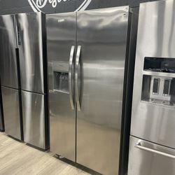 Frigidaires tainless steel refrigerator side-by-side 5Q