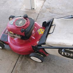 SELF-PROPELLED TORO MOWER