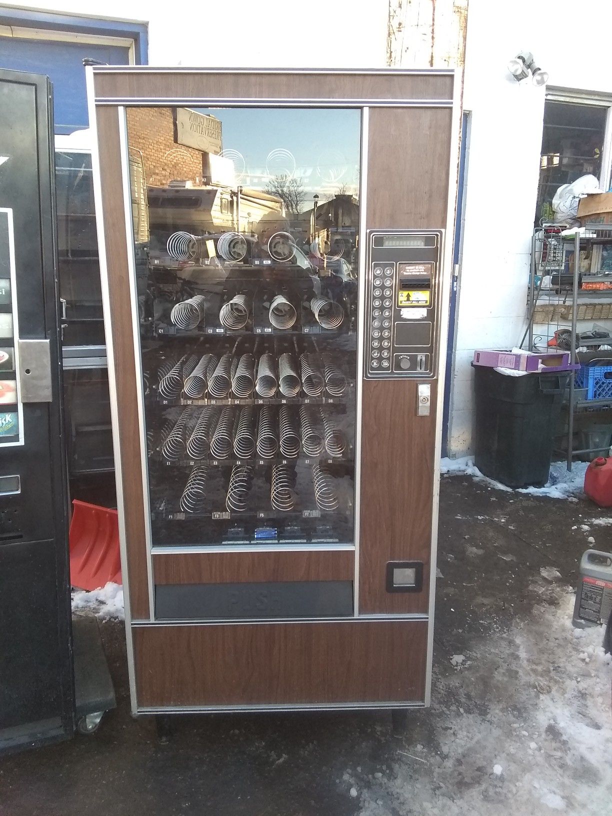 SNACKSHOP AP-111 SPIRAL VENDING SNACK MACHINE