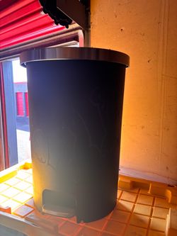 Kitchen trash can