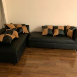 black sectional with 7 pillows included