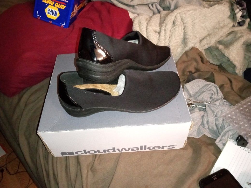 Women's Flats Cloud walkers Size 7w