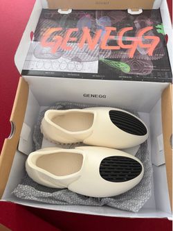 8.5 GENEGG Whale Foam Runners