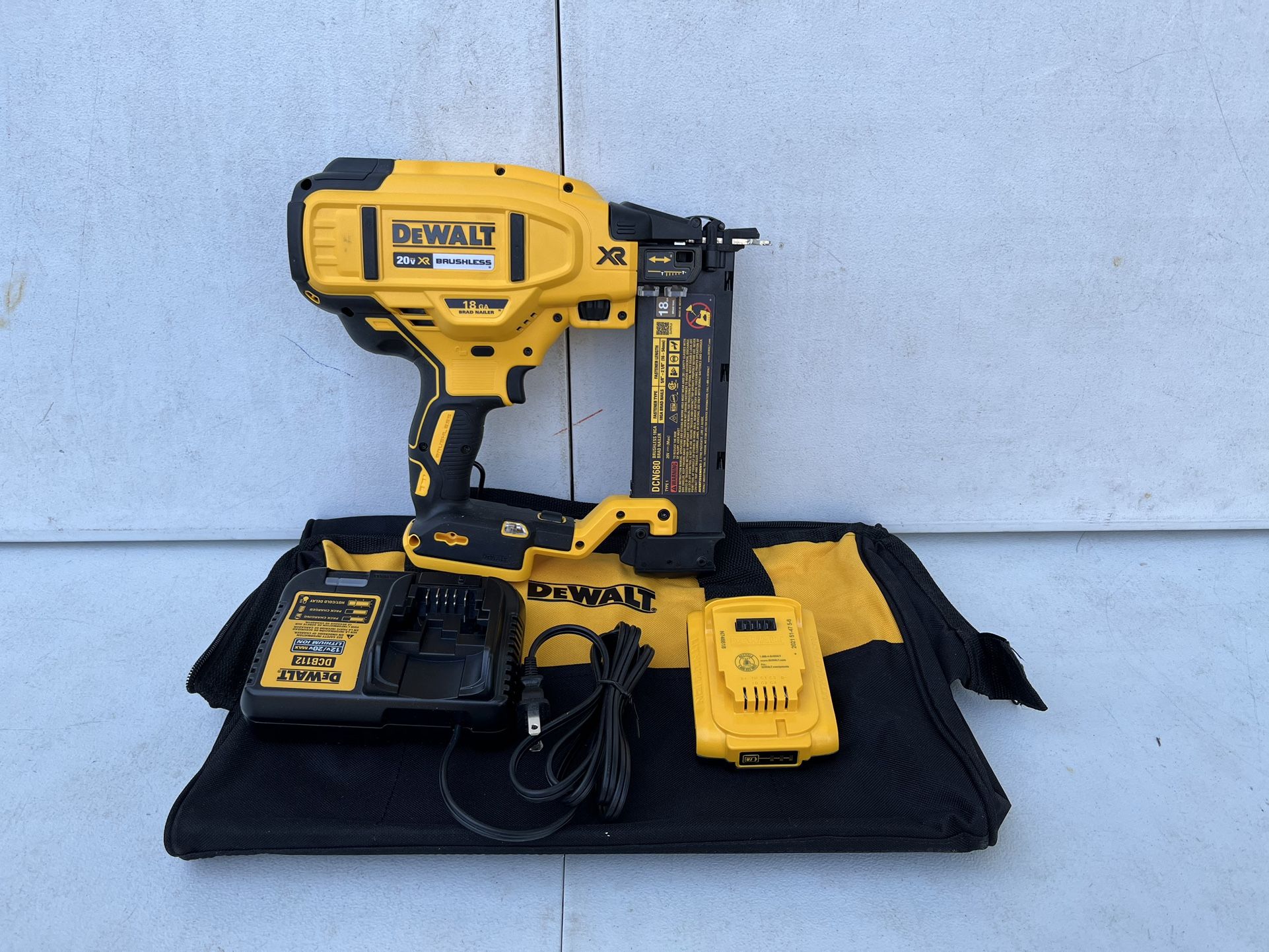 DEWALT 20V MAX XR Lithium Ion 18 Gauge Cordless Brad Nailer Kit