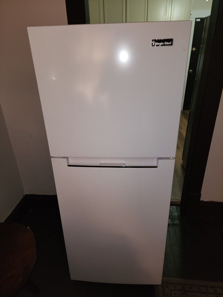 
Magic Chef

apartment size refrigerator 

