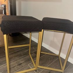 2 bar stools