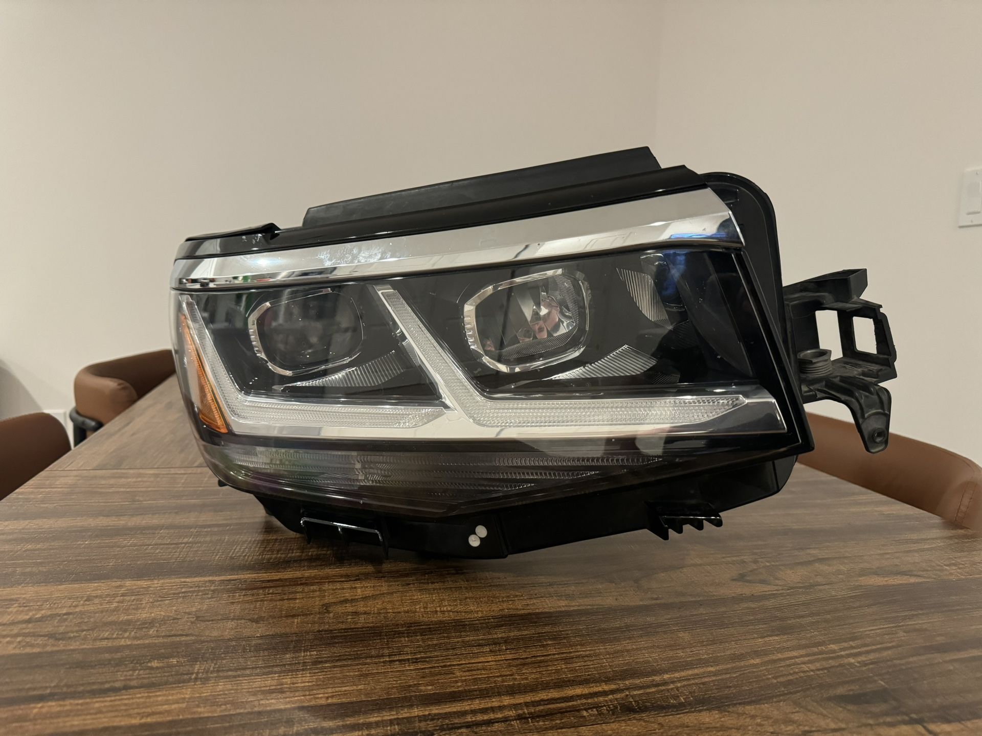 Volkswagen Atlas 2021 right headlight